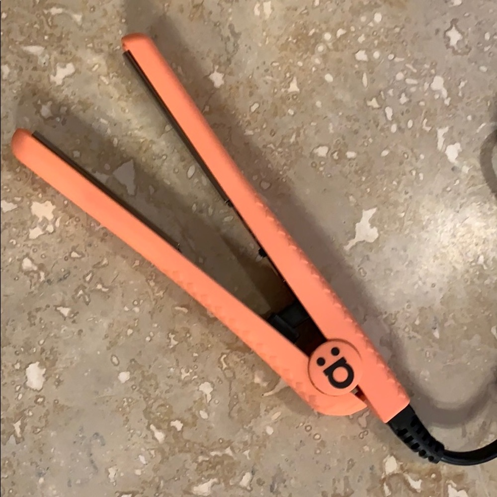 NWT Amika Travel Flat Iron - Coral Edition